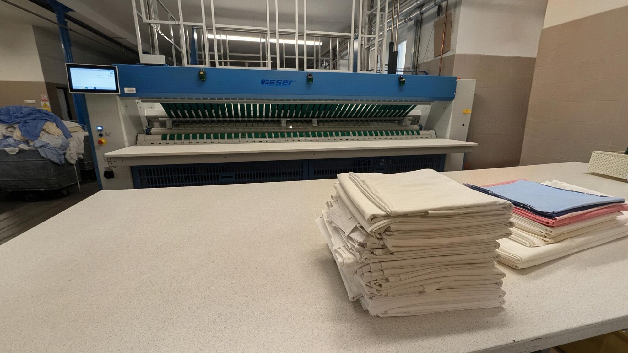 Žehlicí linka a složené prádlo v provozovně Frýdek-Místek